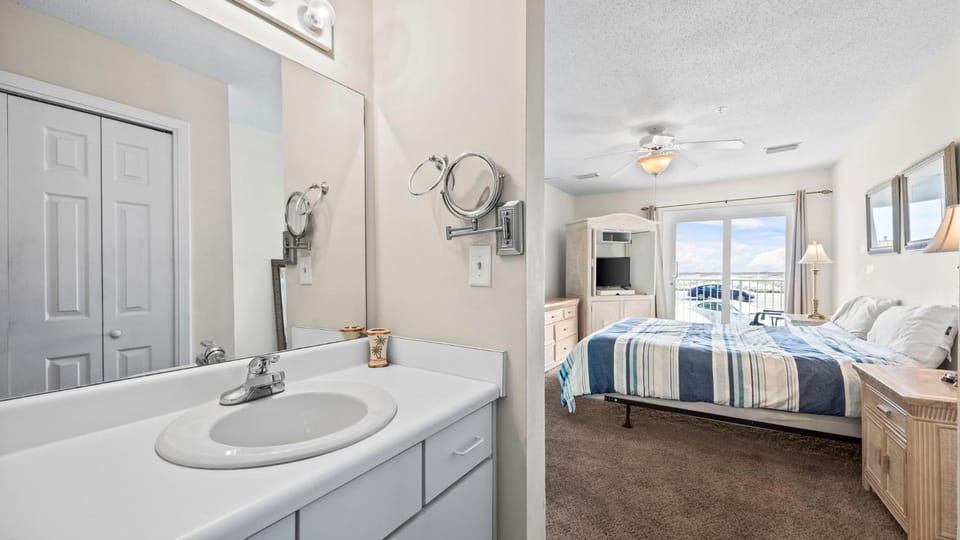 The East Beach Classic Ground Floor Convenience Apartment in Gulf Shores