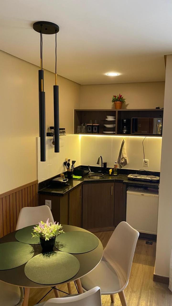 Kitchen or kitchenette, Dining area, minibar, stove