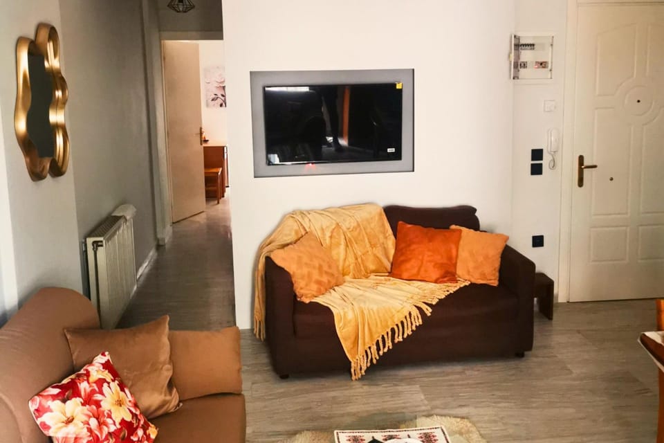 Communal lounge/ TV room, TV and multimedia, Living room, Seating area, Evening entertainment