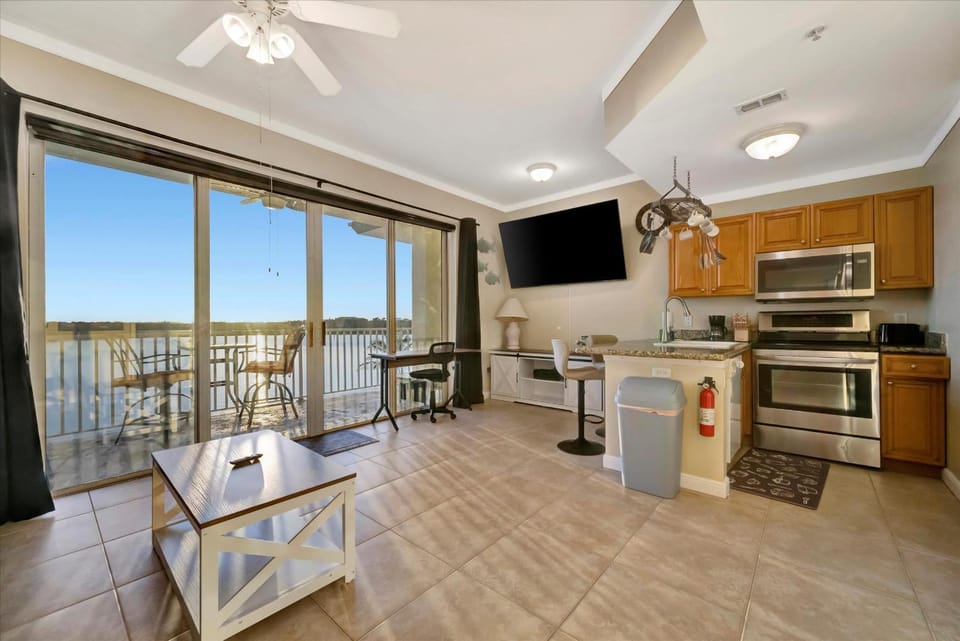 Sunsets Waterview Balcony King Bed & Heated Pool Apartment in Seminole