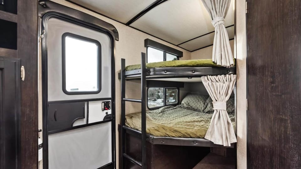 Bedroom, bunk bed
