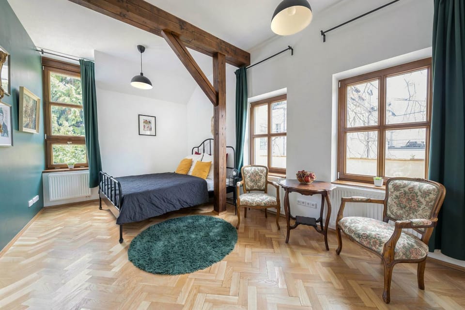 Bed, Seating area, Bedroom