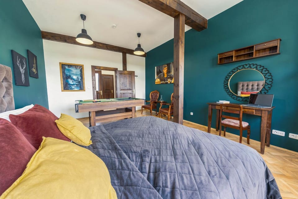 Bed, TV and multimedia, Bedroom