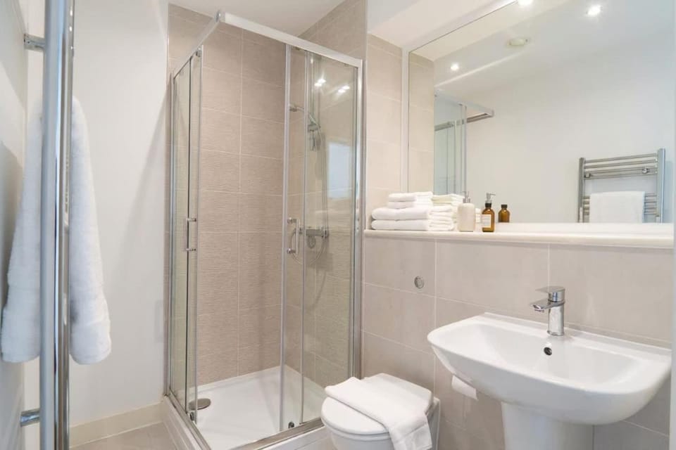Bright 1 Bed Apartment in Manchester w Balcony Apartment in Salford