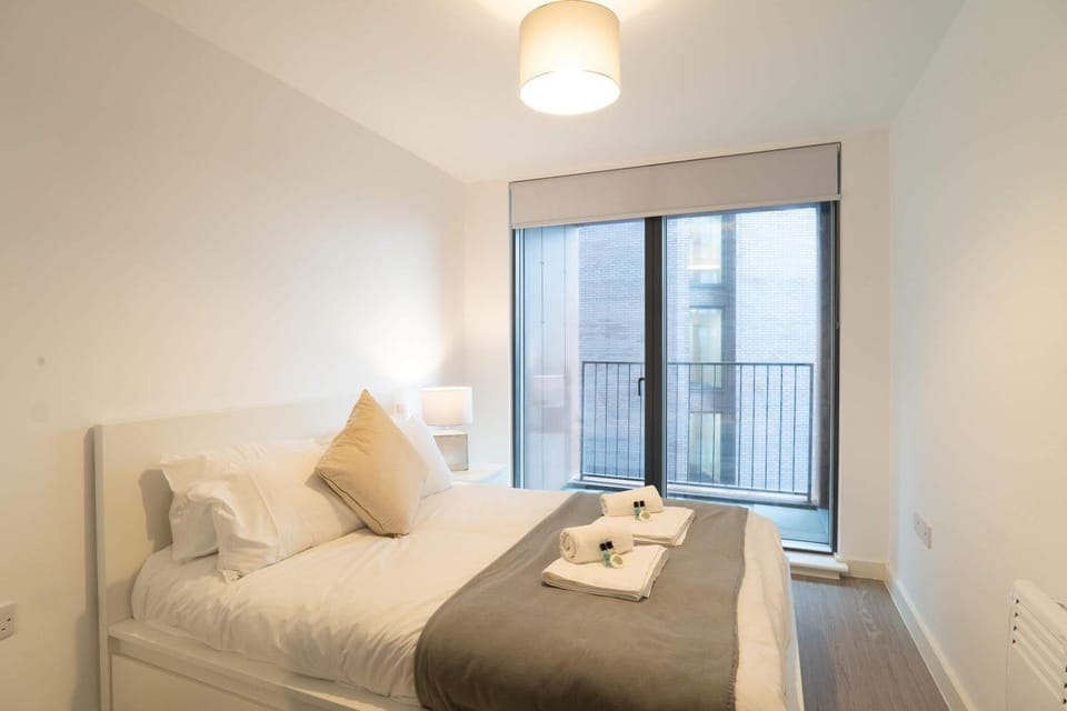 Bright 1 Bed Apartment in Manchester w Balcony Apartment in Salford