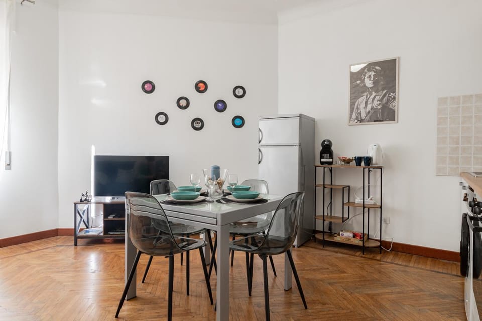 Communal lounge/ TV room, TV and multimedia, Kitchen or kitchenette, Living room, Seating area, Dining area
