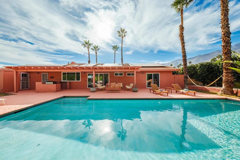 The Pink House - Palm Springs Gem with Private Pool & BBQ Villa in Palm Springs