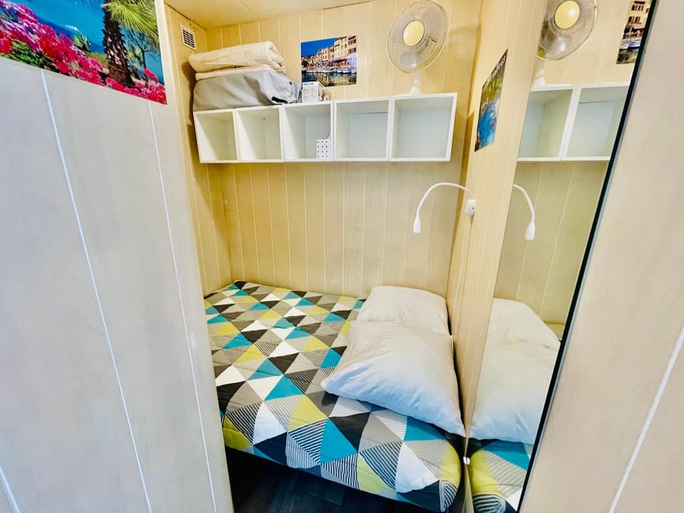 Studio Cabine climatisé avec parking Vue Panoramique Stade Marché Cabin in Le Lavandou