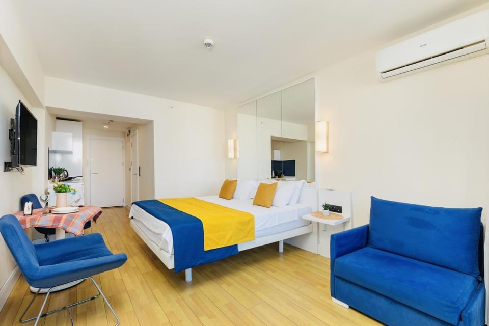 Bed, TV and multimedia, Seating area, Bedroom, air conditioner