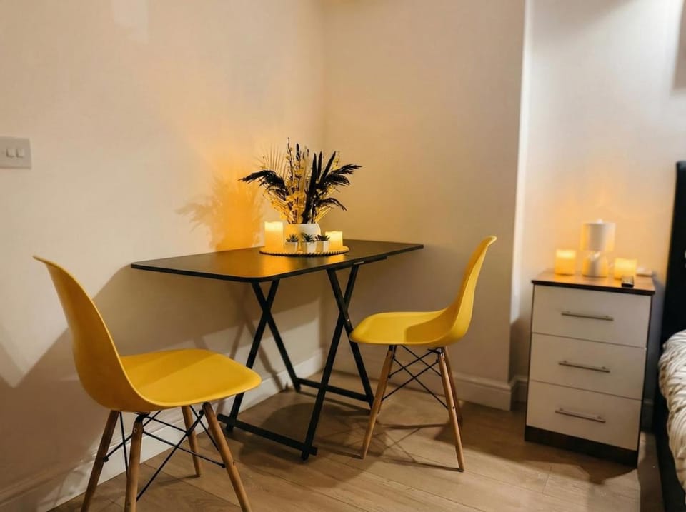 Seating area, Dining area
