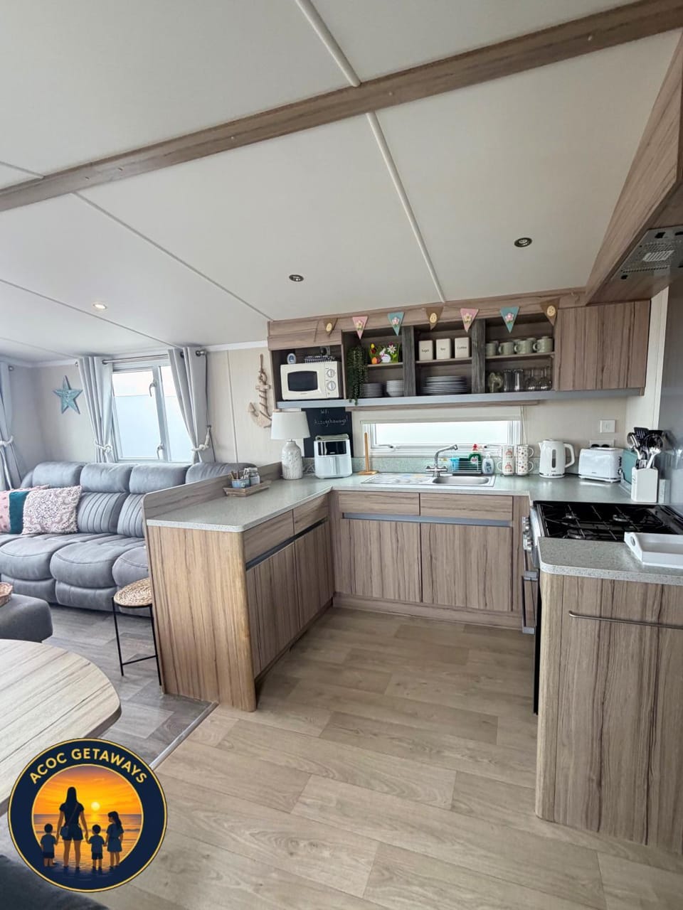 Coffee/tea facilities, Kitchen or kitchenette, Living room, Seating area, Dining area, oven, pet friendly, stove, toaster