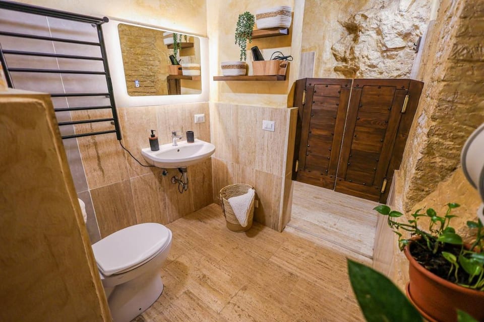 Charming Private Underground Roman Retreat Self Check-In Apartment in Rome