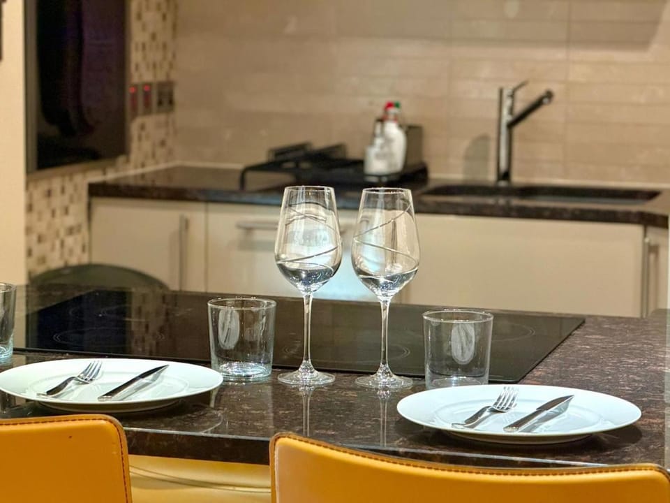 Kitchen or kitchenette, Food and drinks, Dining area, Drinks