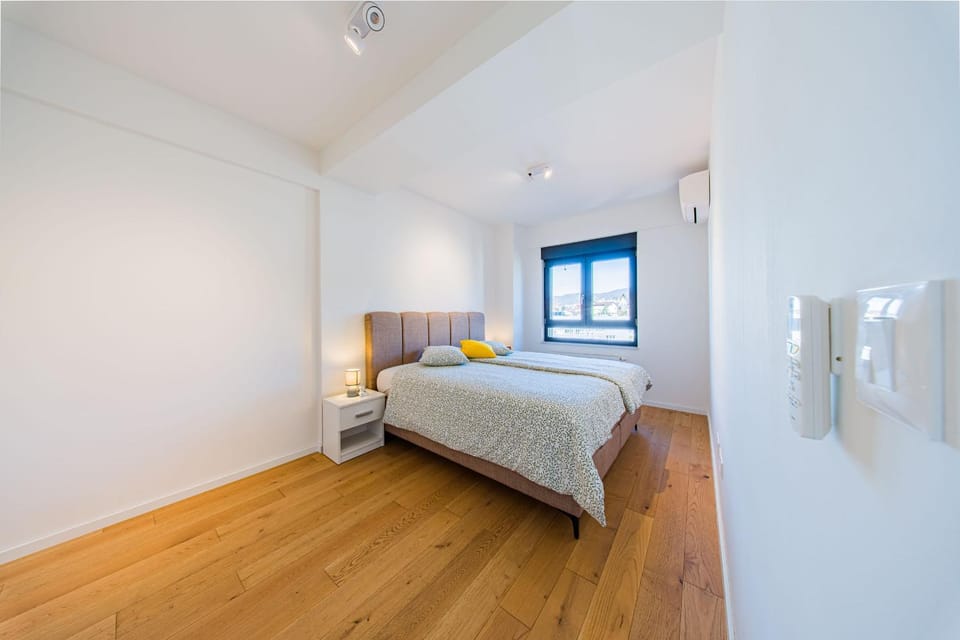 Bed, Photo of the whole room, Bedroom, air conditioner
