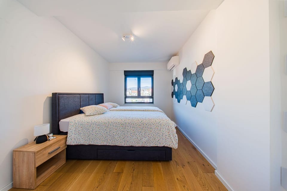 Bed, Photo of the whole room, Bedroom, air conditioner