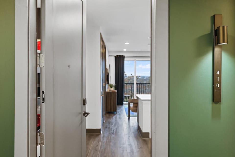 Modern Condo for 6 with Rooftop & Gym Near DT House in Nashville