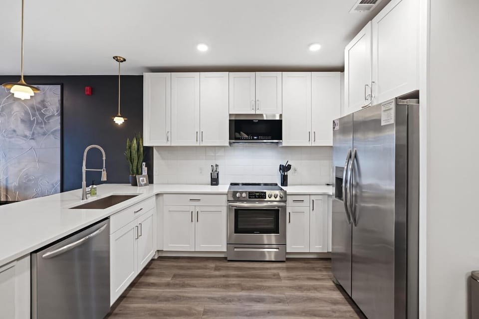 Modern Condo for 6 with Rooftop & Gym Near DT House in Nashville