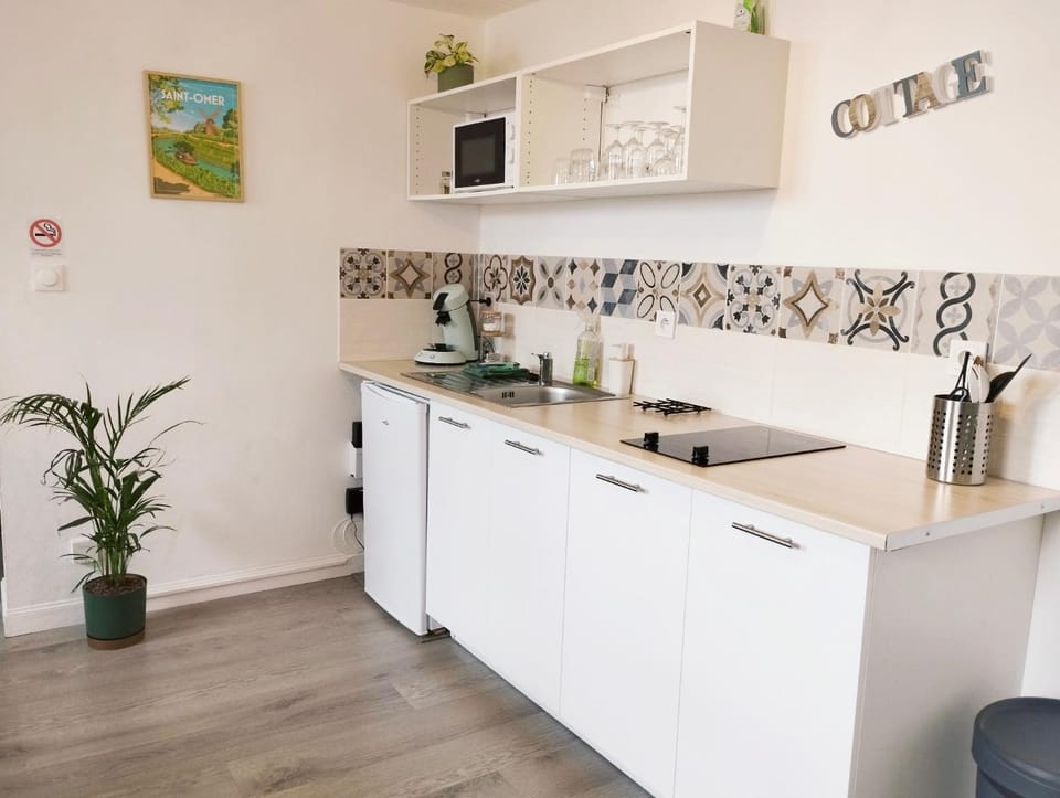 Coffee/tea facilities, Kitchen or kitchenette, microwave, stove