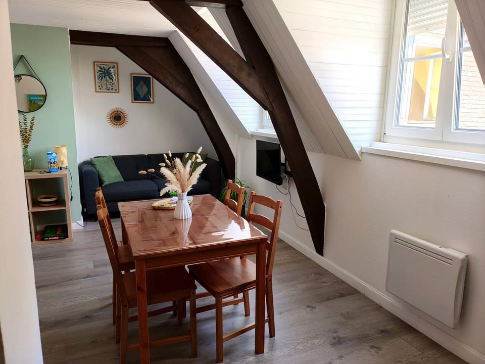 Living room, Seating area, Dining area, internet