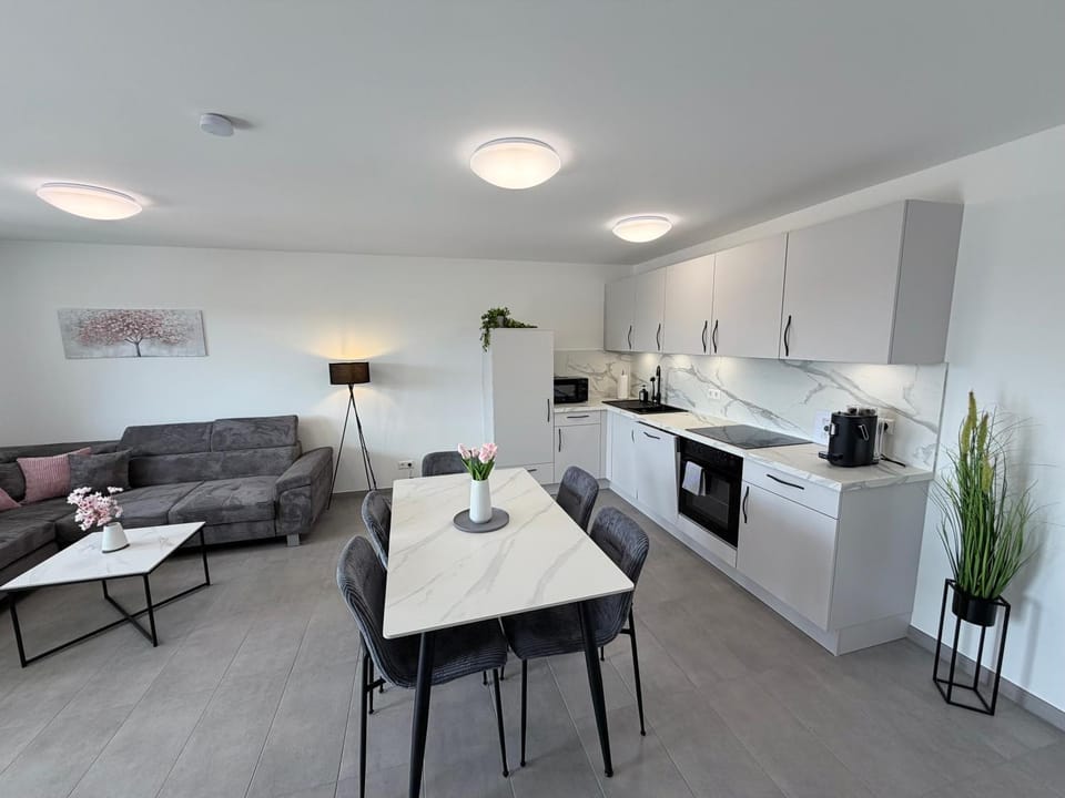 Coffee/tea facilities, Kitchen or kitchenette, Living room, Seating area, Dining area, oven, stove, toaster