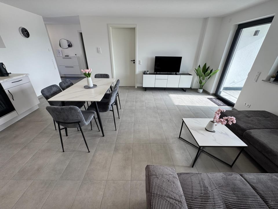 TV and multimedia, Kitchen or kitchenette, Living room, Seating area, Dining area