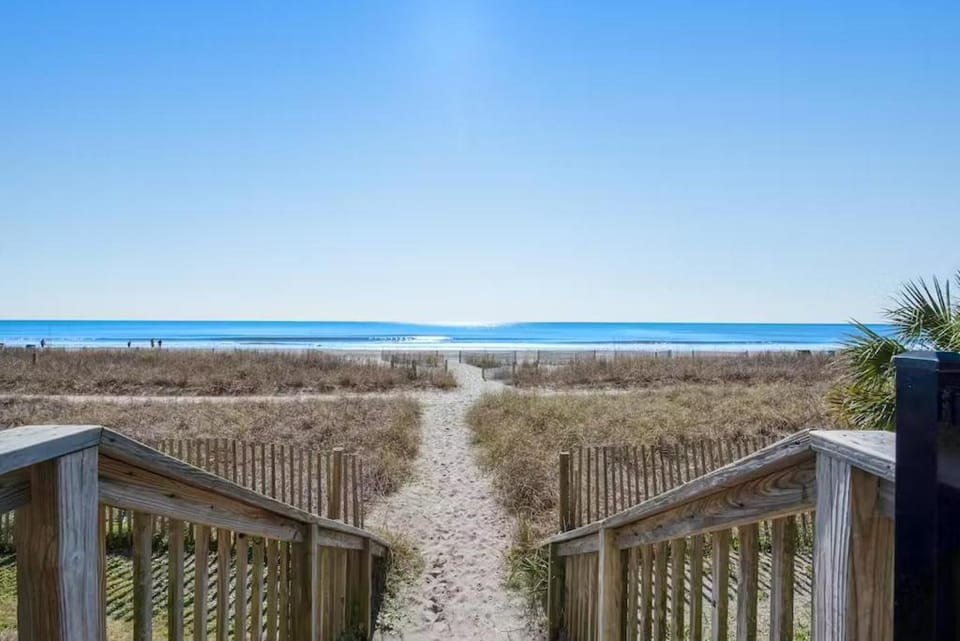 Paradise Awaits in Oceanfront Suite, Dogs OK! 1808 PG Apartment in Myrtle Beach