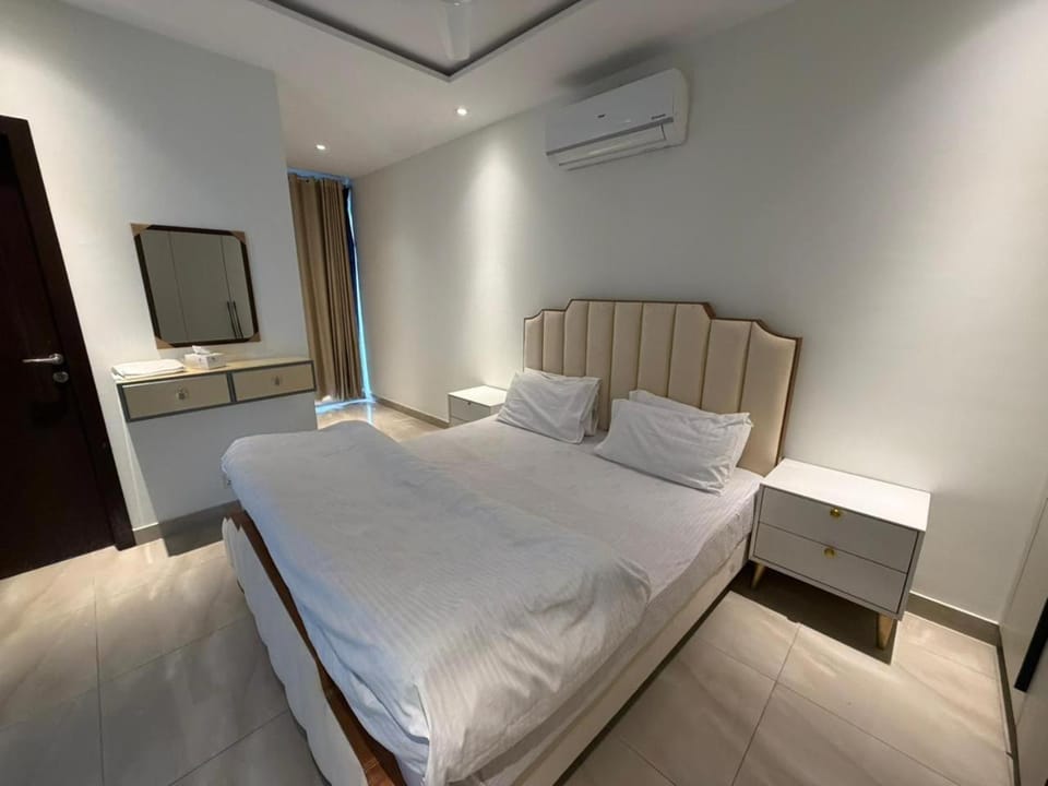 Bed, TV and multimedia, Photo of the whole room, Bedroom, wardrobe, air conditioner