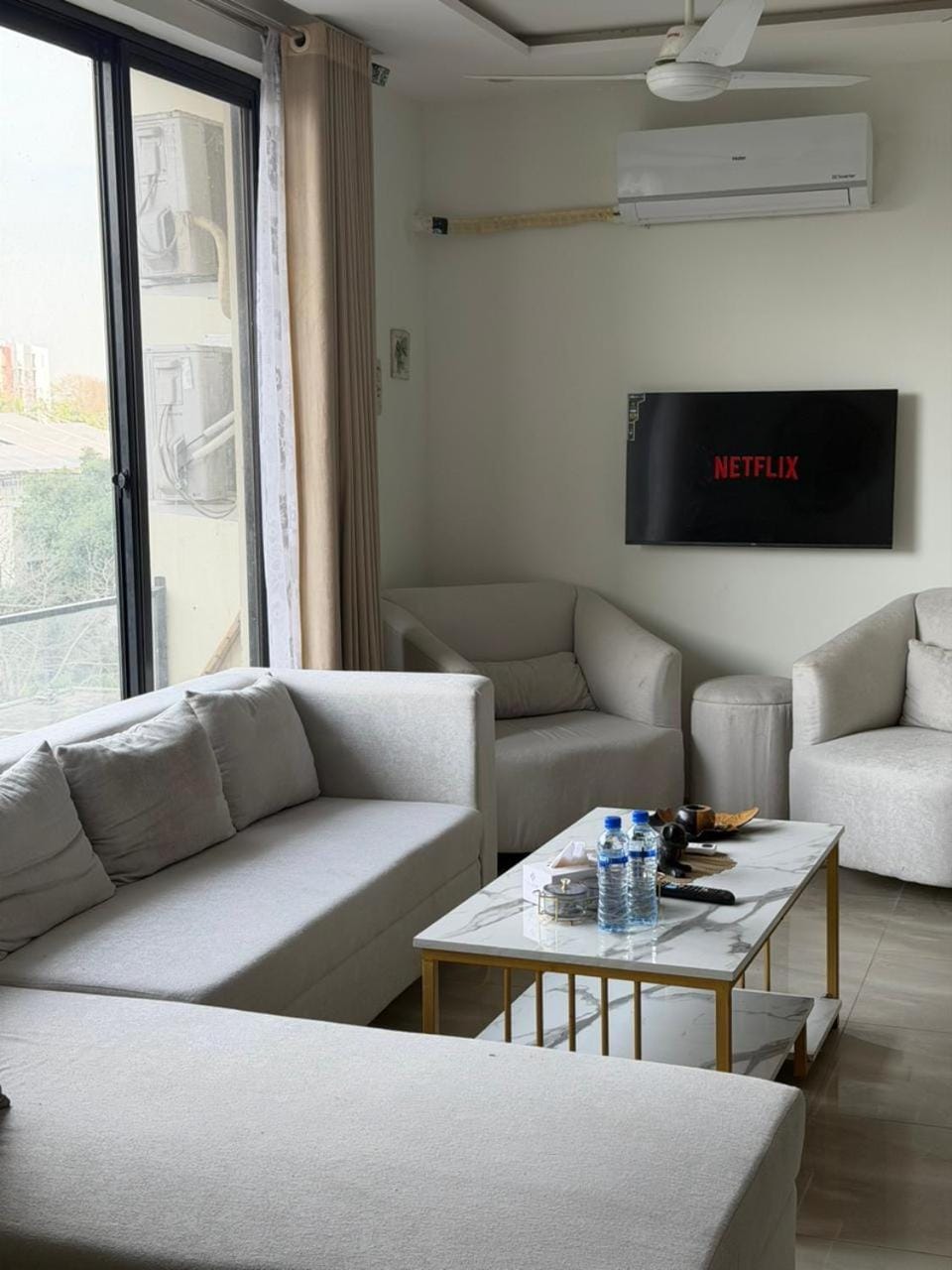 TV and multimedia, Living room, Seating area, Evening entertainment, air conditioner
