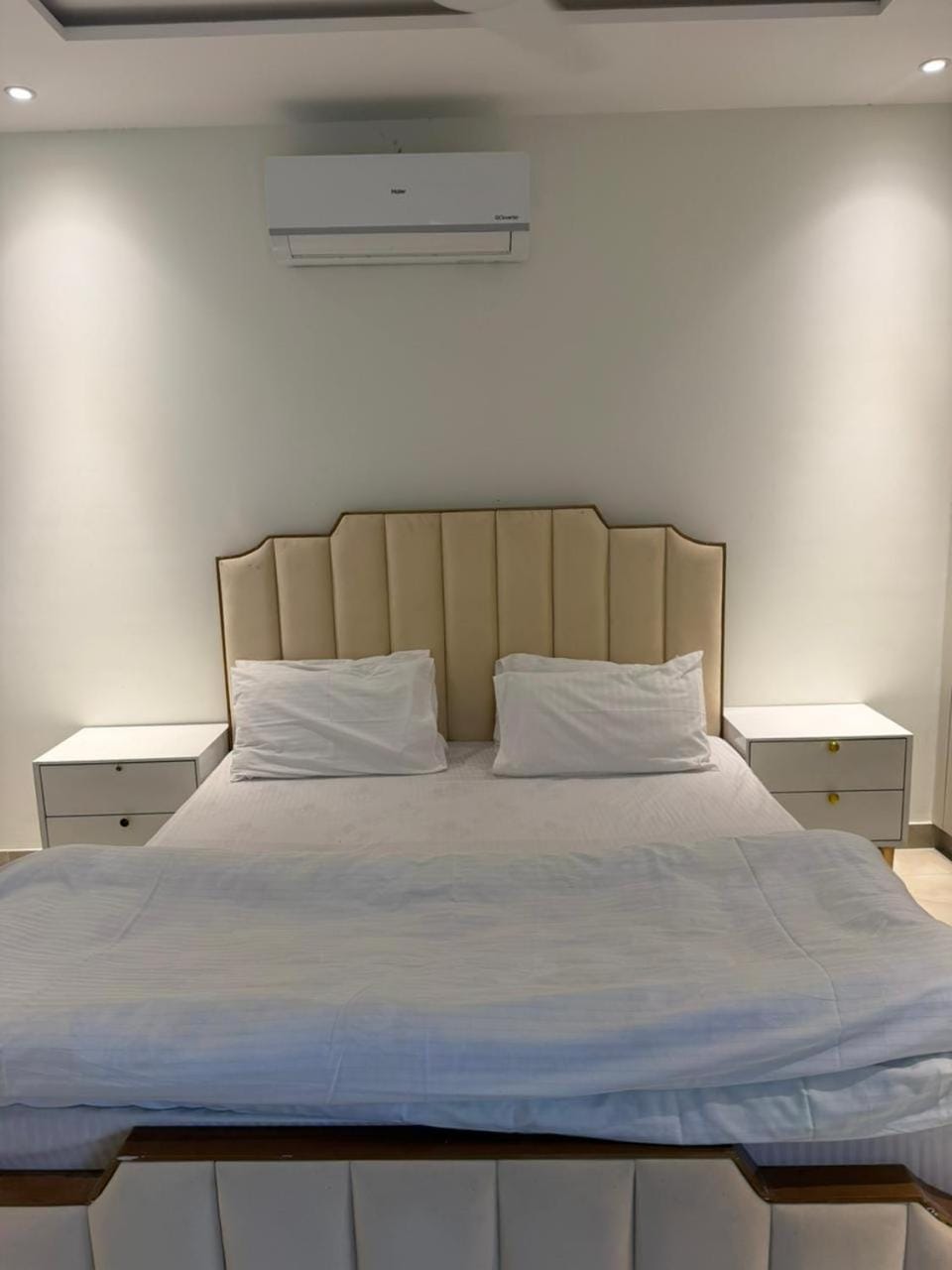 Bed, Photo of the whole room, Bedroom, air conditioner