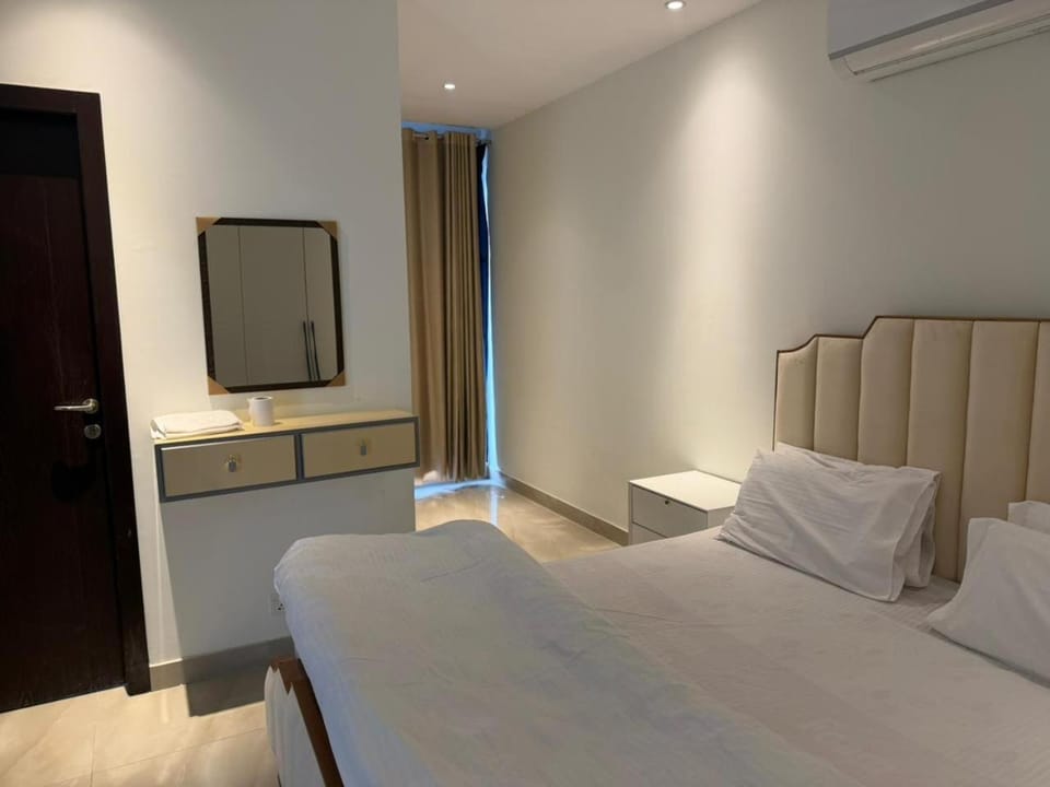 Bed, Living room, Photo of the whole room, Seating area, Bedroom, wardrobe, air conditioner