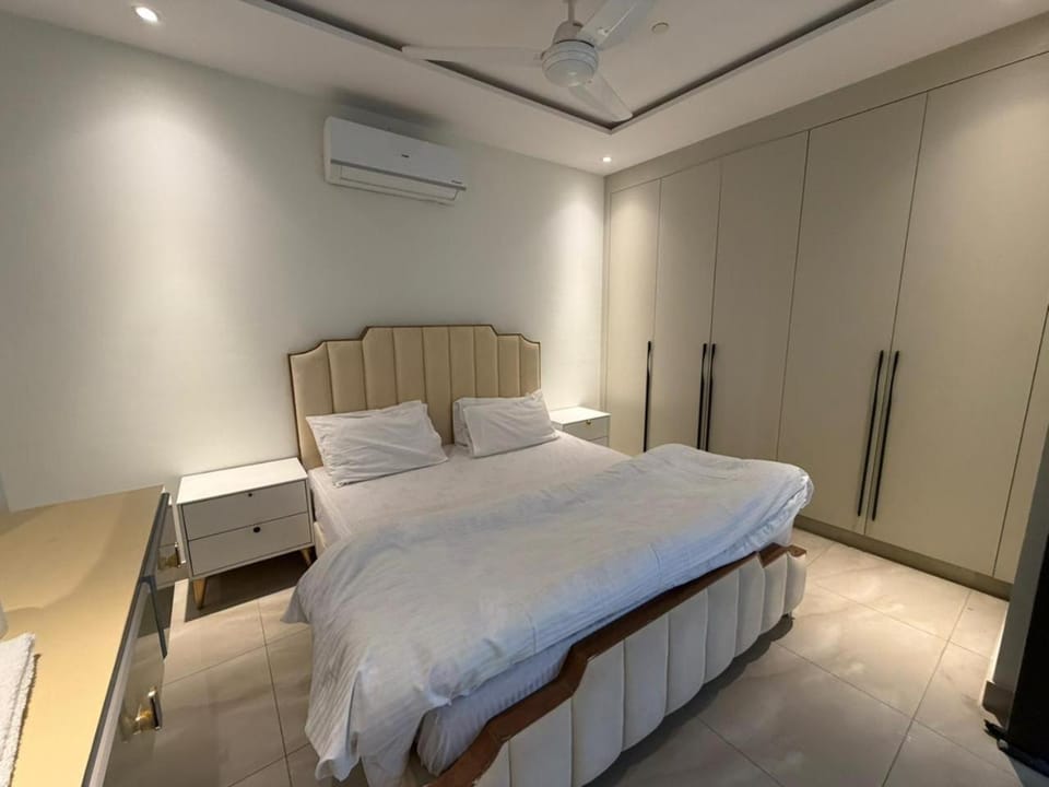 Bed, Photo of the whole room, Bedroom, wardrobe, air conditioner