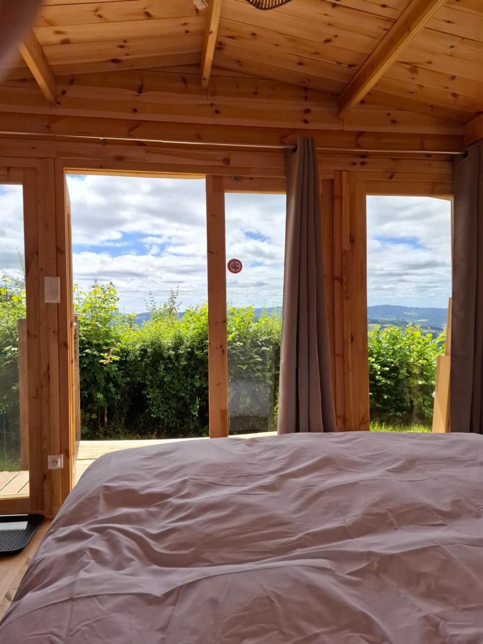 Cedre bleu Nature lodge in Bourgogne-Franche-Comté
