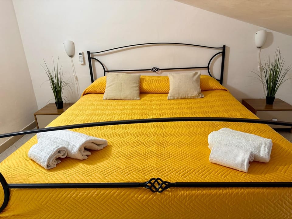 Bed, Photo of the whole room, Bedroom, towels