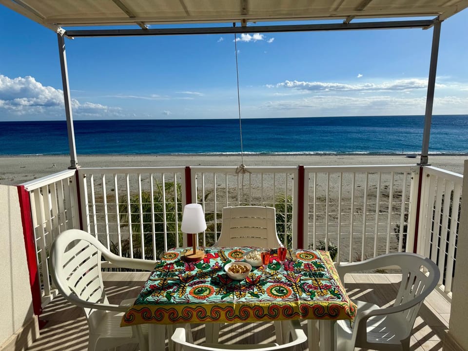 Day, Natural landscape, View (from property/room), Balcony/Terrace, Dining area, Beach, Sea view