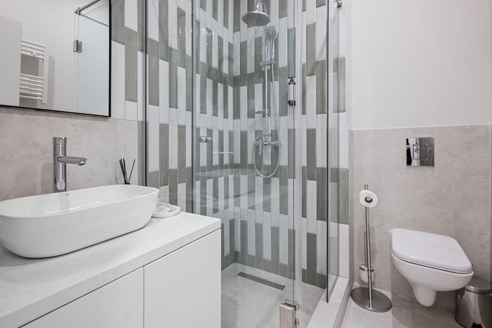 Shower, Toilet