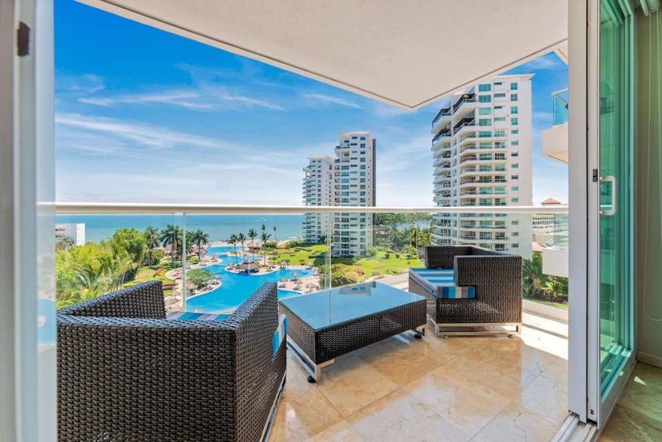 Shangri-La Puerto Vallarta 4BR | Beachfront, Ocean Views, Heated Pool & Hot Tub Apartment in Puerto Vallarta