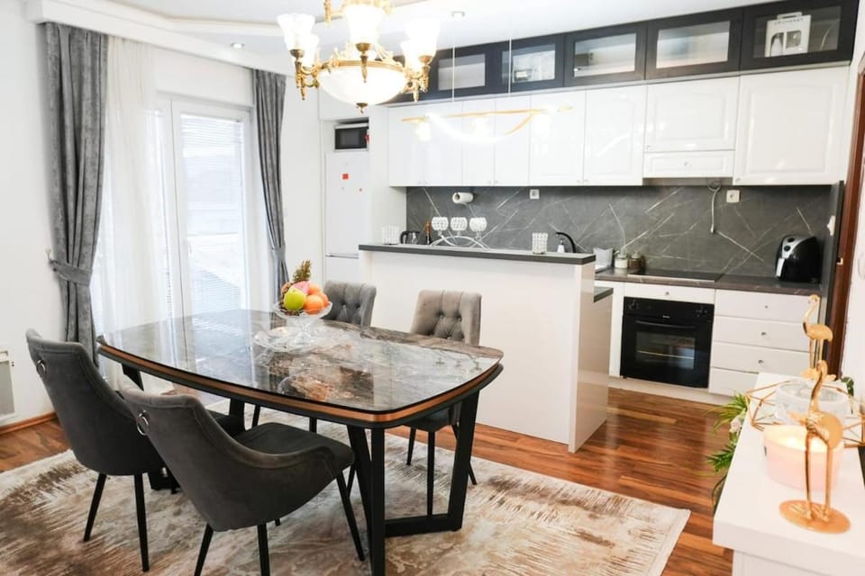 Kitchen or kitchenette, Dining area