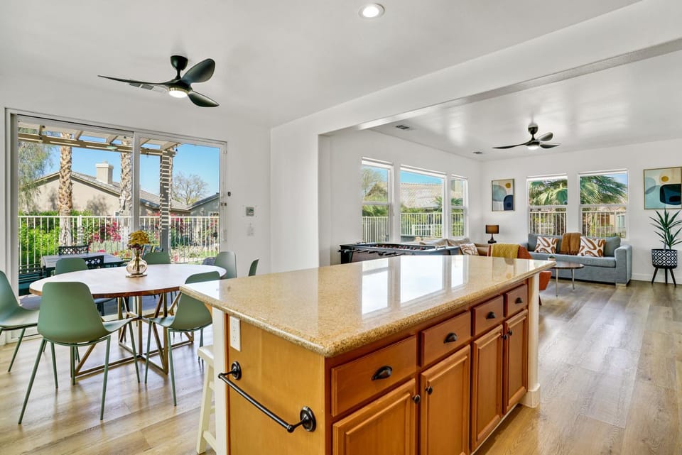 Kitchen or kitchenette, Dining area, Garden view, Pool view, Family