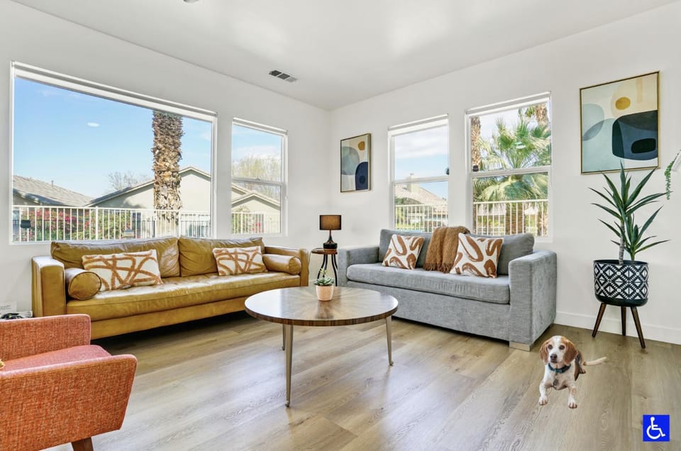 Communal lounge/ TV room, TV and multimedia, Living room, Seating area, Pets, acessibility