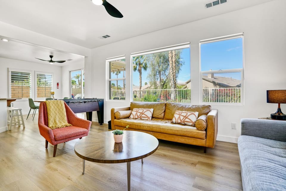 Communal lounge/ TV room, Pool view, Family