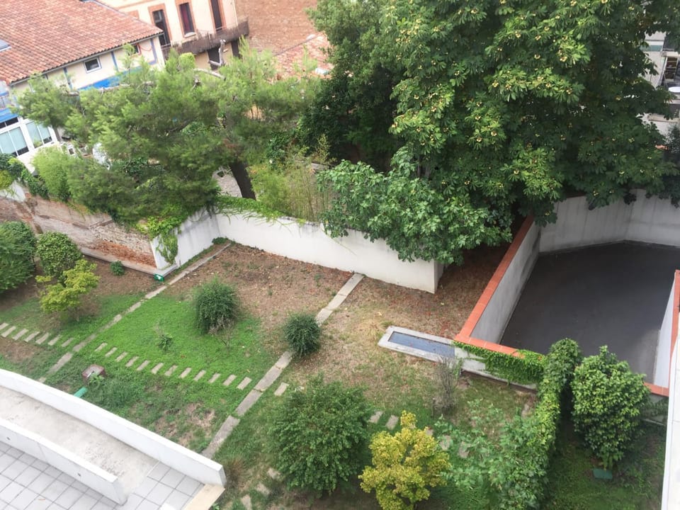 Appartement T1 avec terrasse au calme 4ème étage sur 4 Apartment in Toulouse