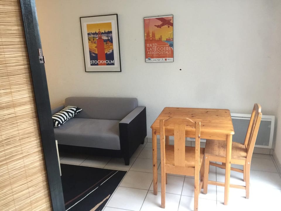 Appartement T1 avec terrasse au calme 4ème étage sur 4 Apartment in Toulouse