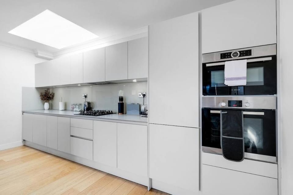 Stylish Huge Flat with Ensuite - Kew & Richmond Apartment in Brentford