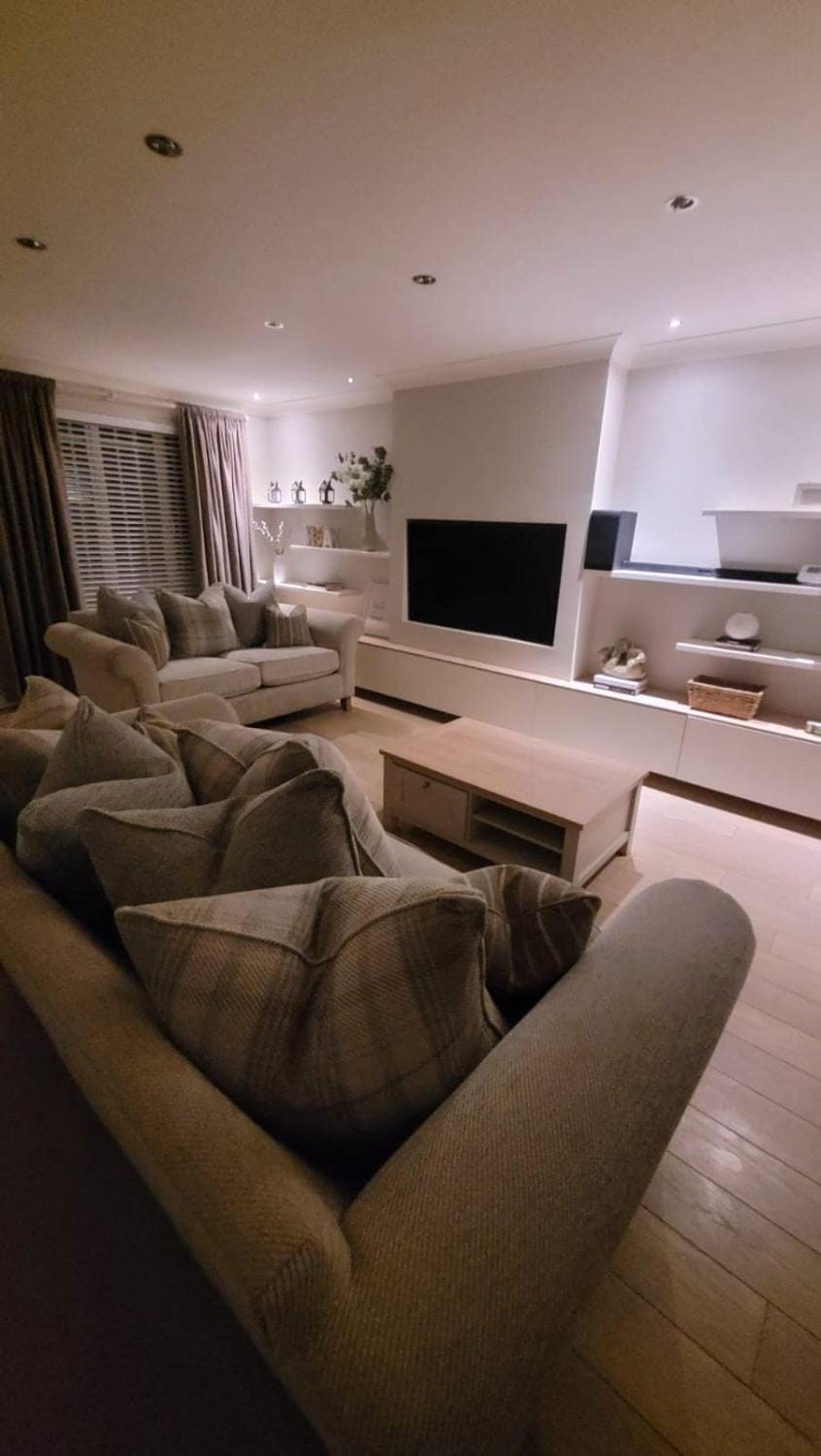 Stylish, Modern 3 bedroom house, free parking x 2 House in Glasgow