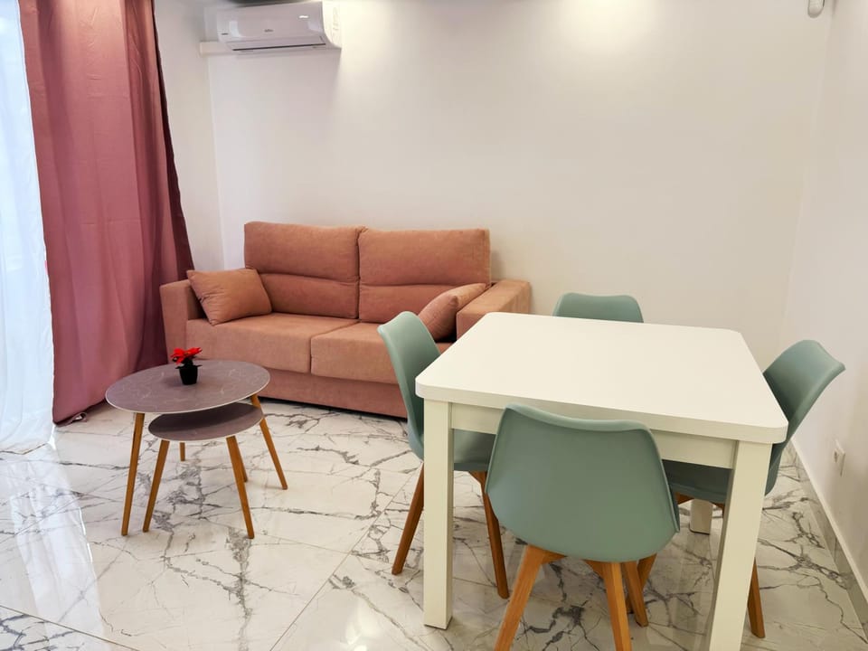 Seating area, Dining area, air conditioner
