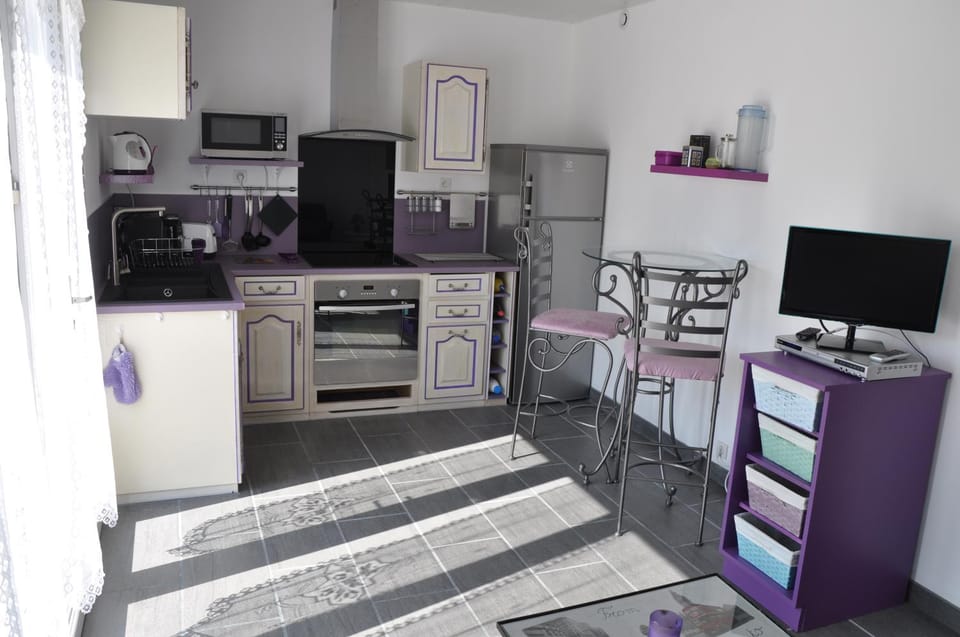 TV and multimedia, Kitchen or kitchenette, Dining area, oven, stove, toaster