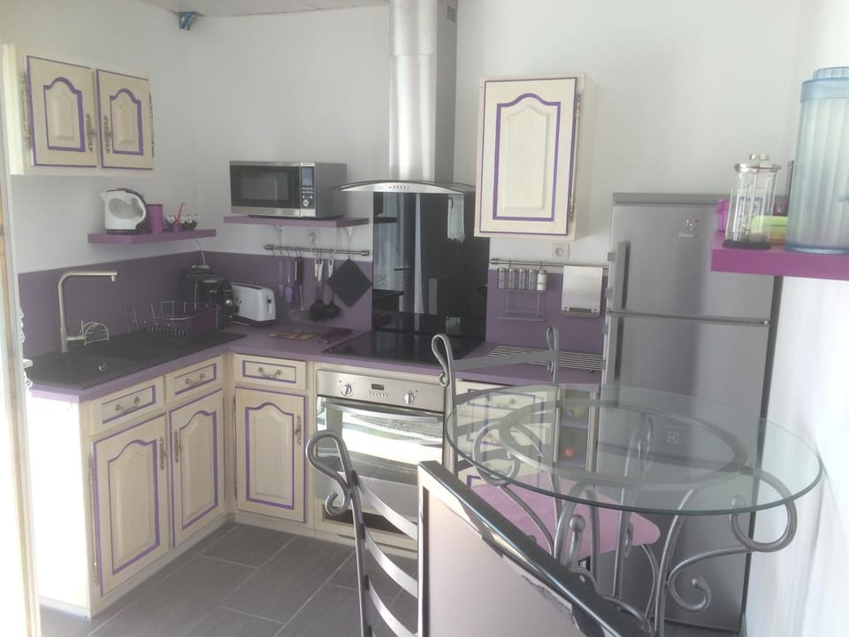 Coffee/tea facilities, Kitchen or kitchenette, Dining area, oven, stove, toaster