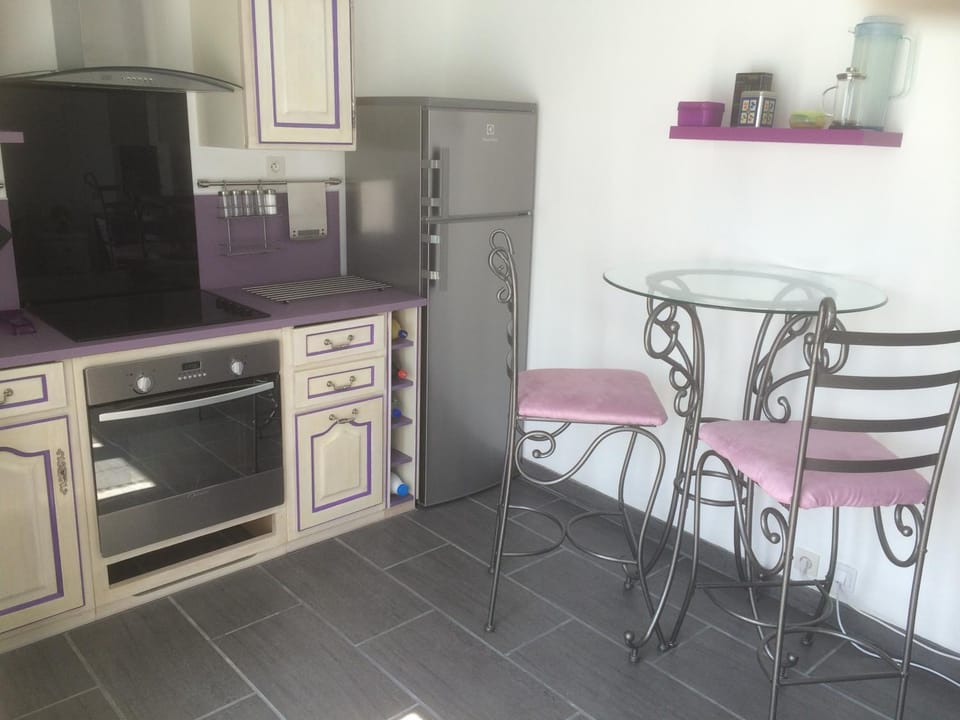 Kitchen or kitchenette, Dining area, oven, stove