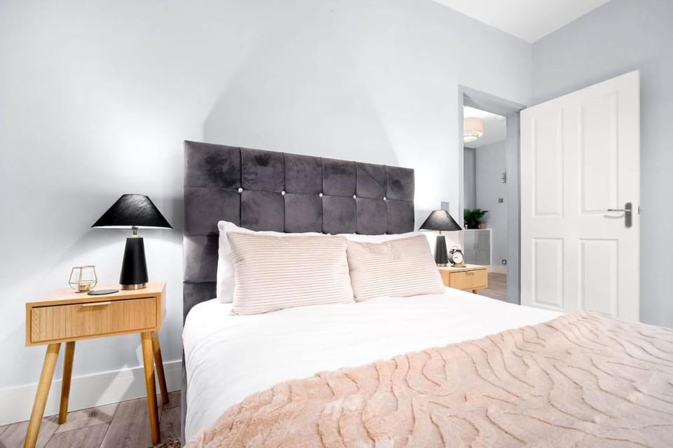 Modern 1 Bed Stylish City Centre Retreat Apartment in Wolverhampton