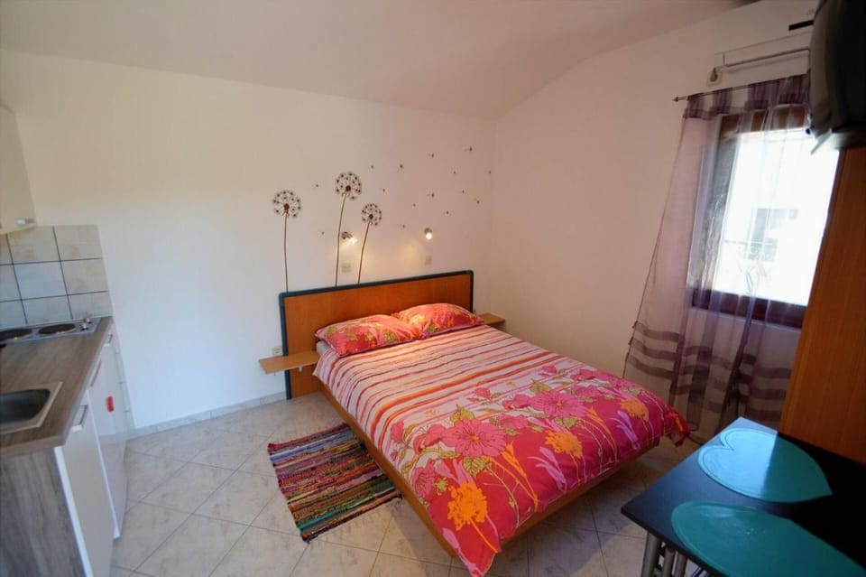 Kitchen or kitchenette, Bedroom